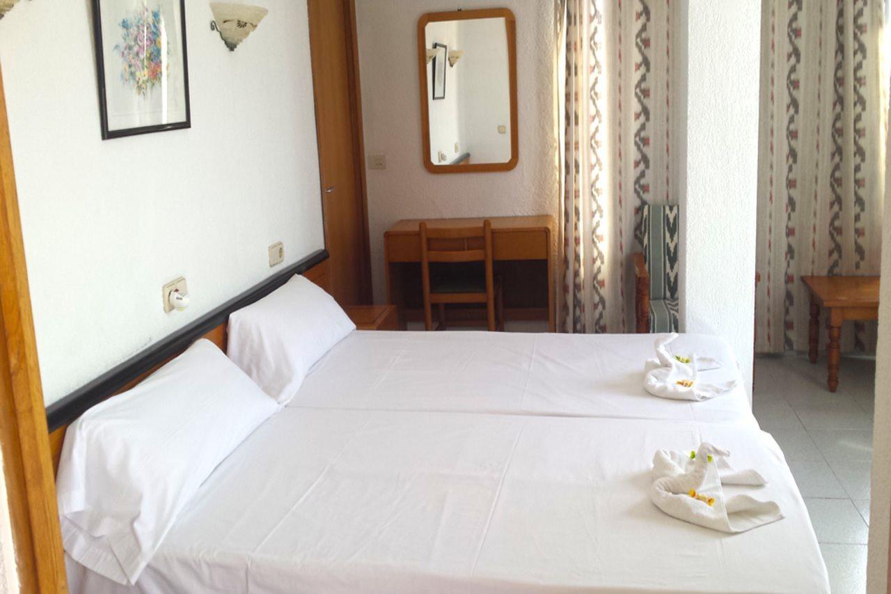 Hostal Port Corona Cala Ratjada  Exteriör bild