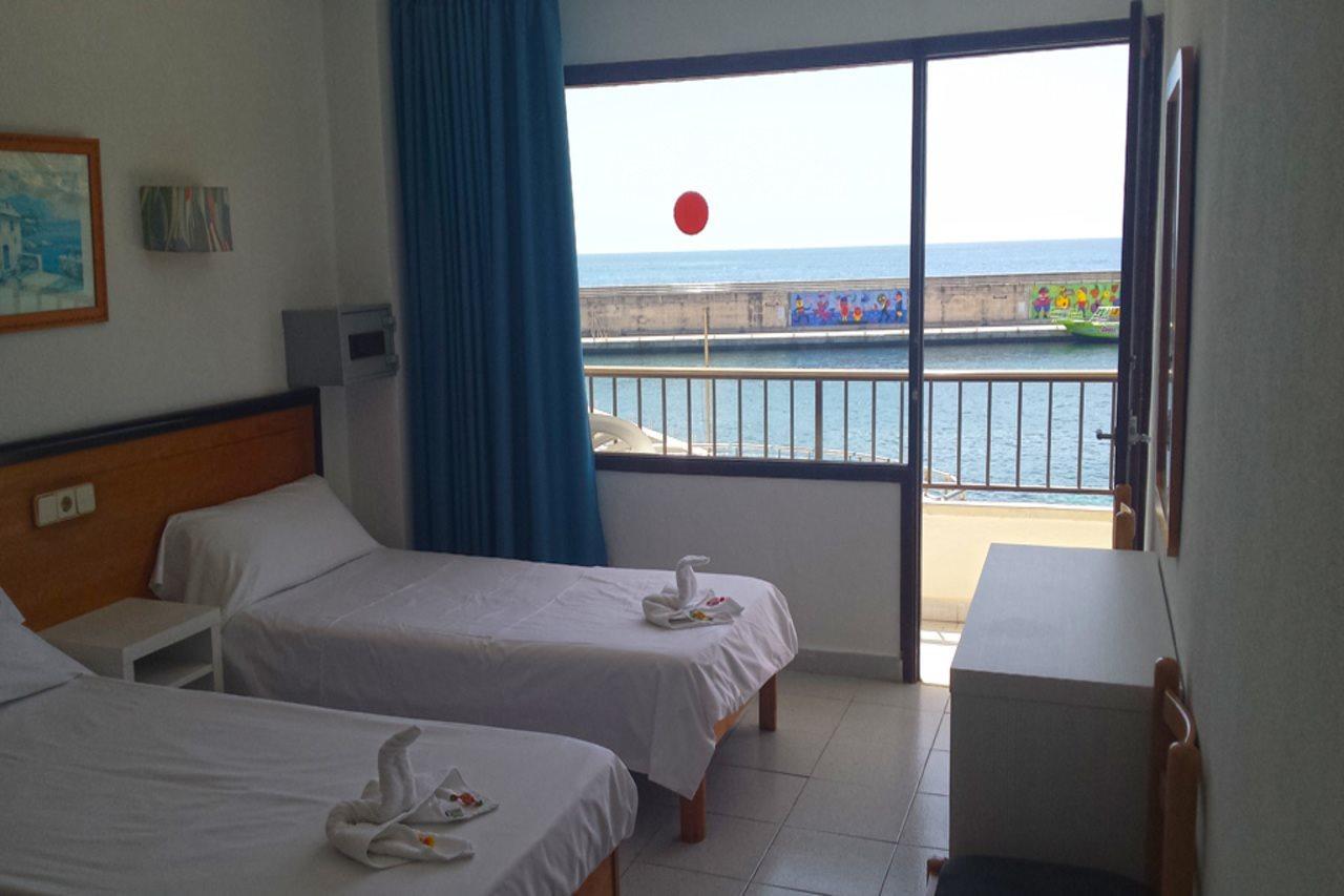 Hostal Port Corona Cala Ratjada  Exteriör bild