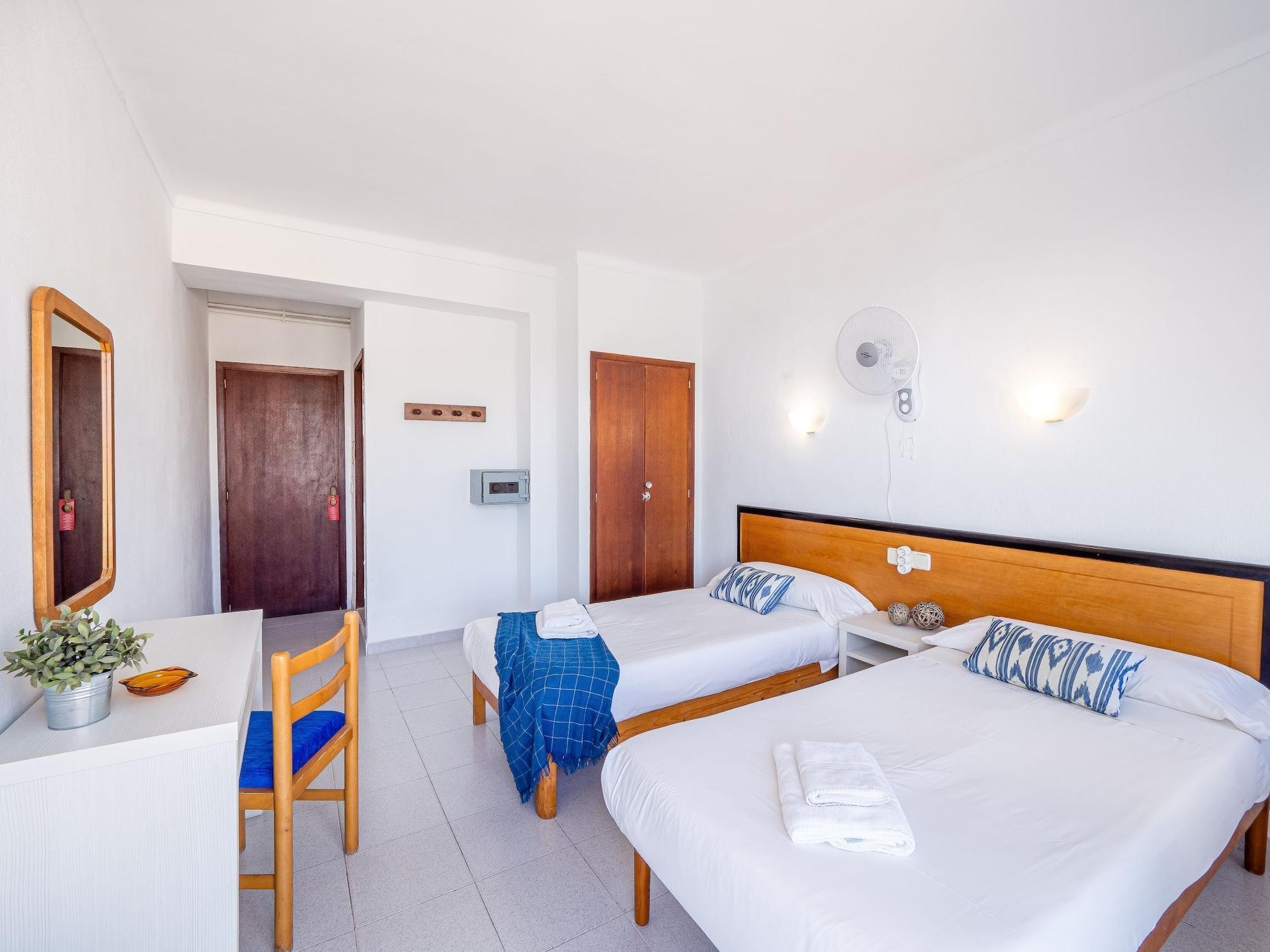 Hostal Port Corona Cala Ratjada  Exteriör bild