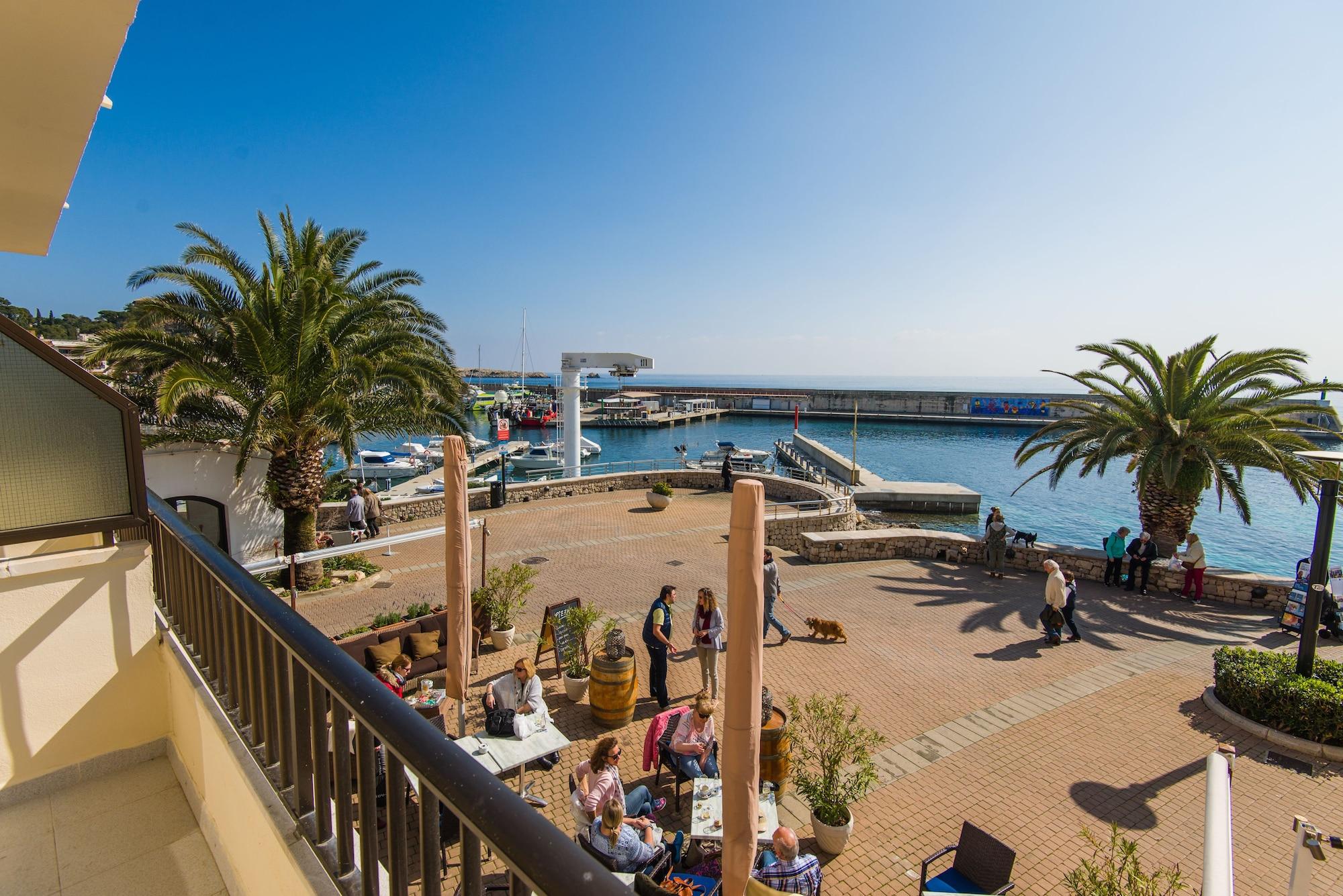 Hostal Port Corona Cala Ratjada  Exteriör bild