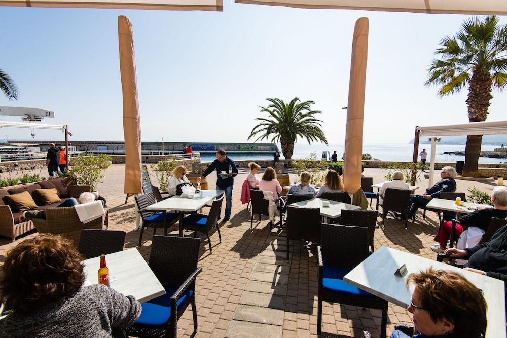 Hostal Port Corona Cala Ratjada  Exteriör bild