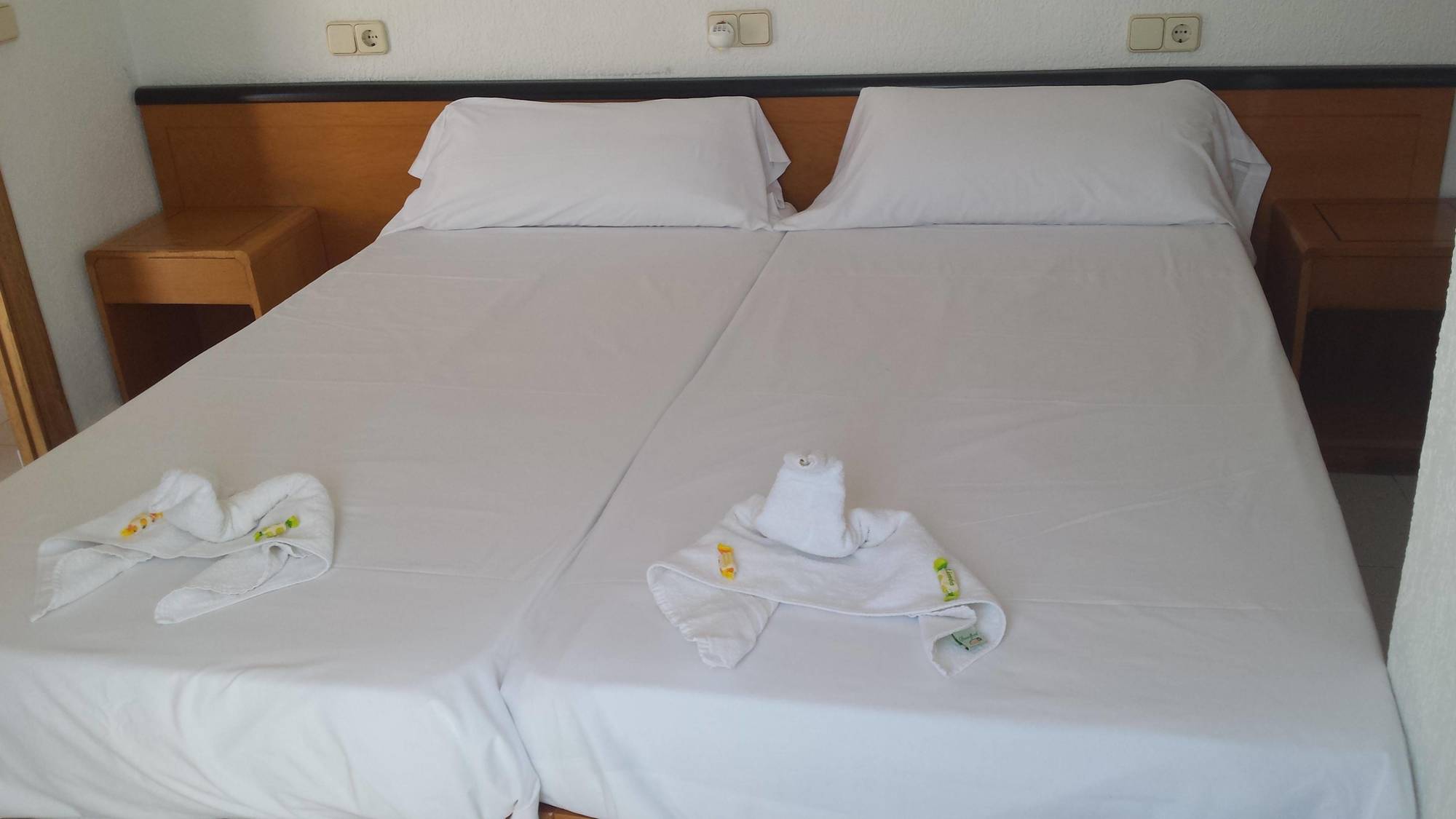 Hostal Port Corona Cala Ratjada  Exteriör bild