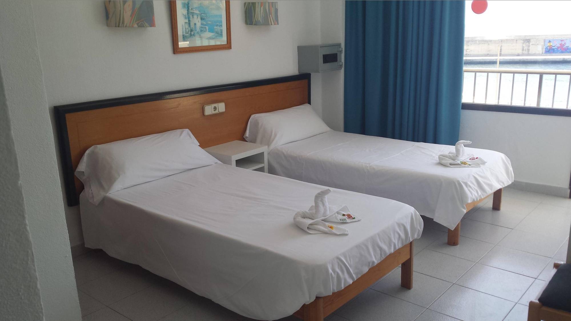 Hostal Port Corona Cala Ratjada  Exteriör bild