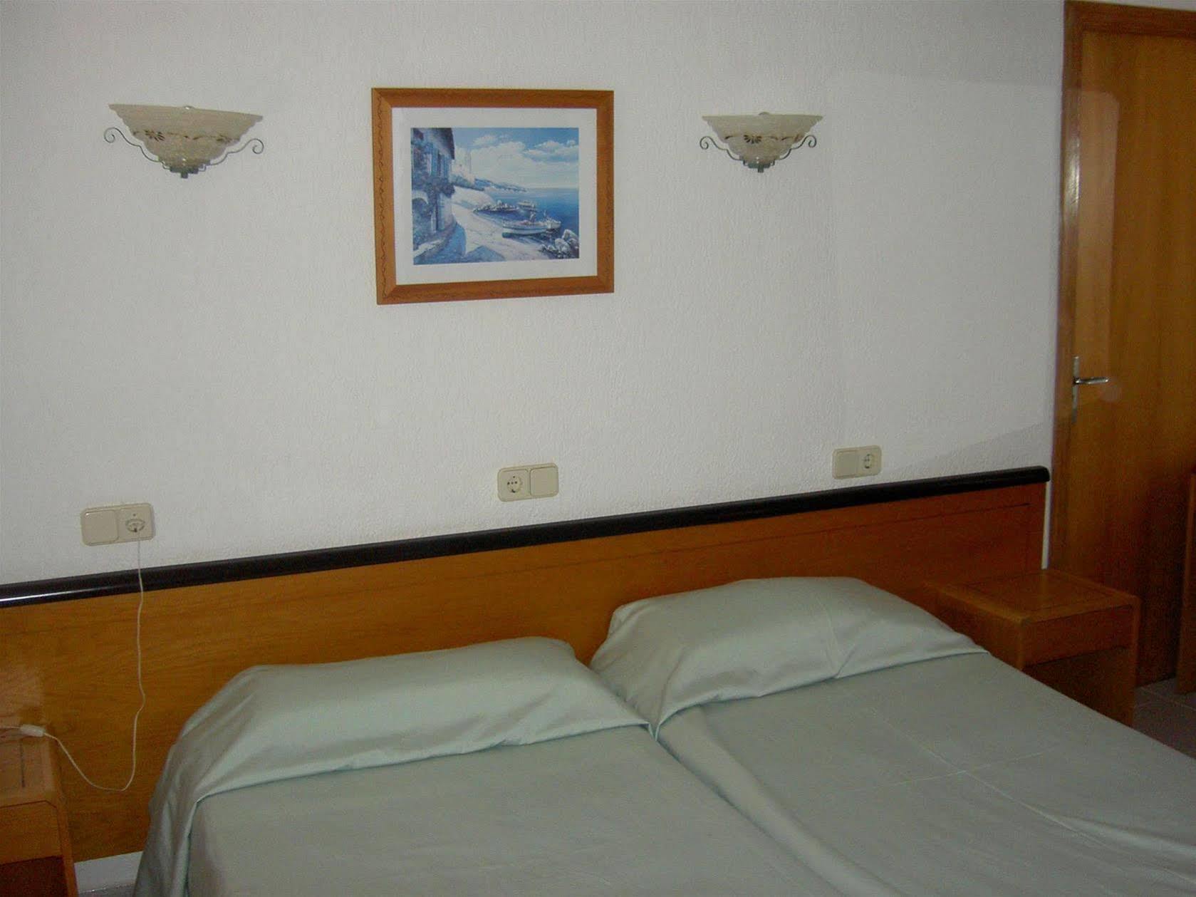 Hostal Port Corona Cala Ratjada  Exteriör bild