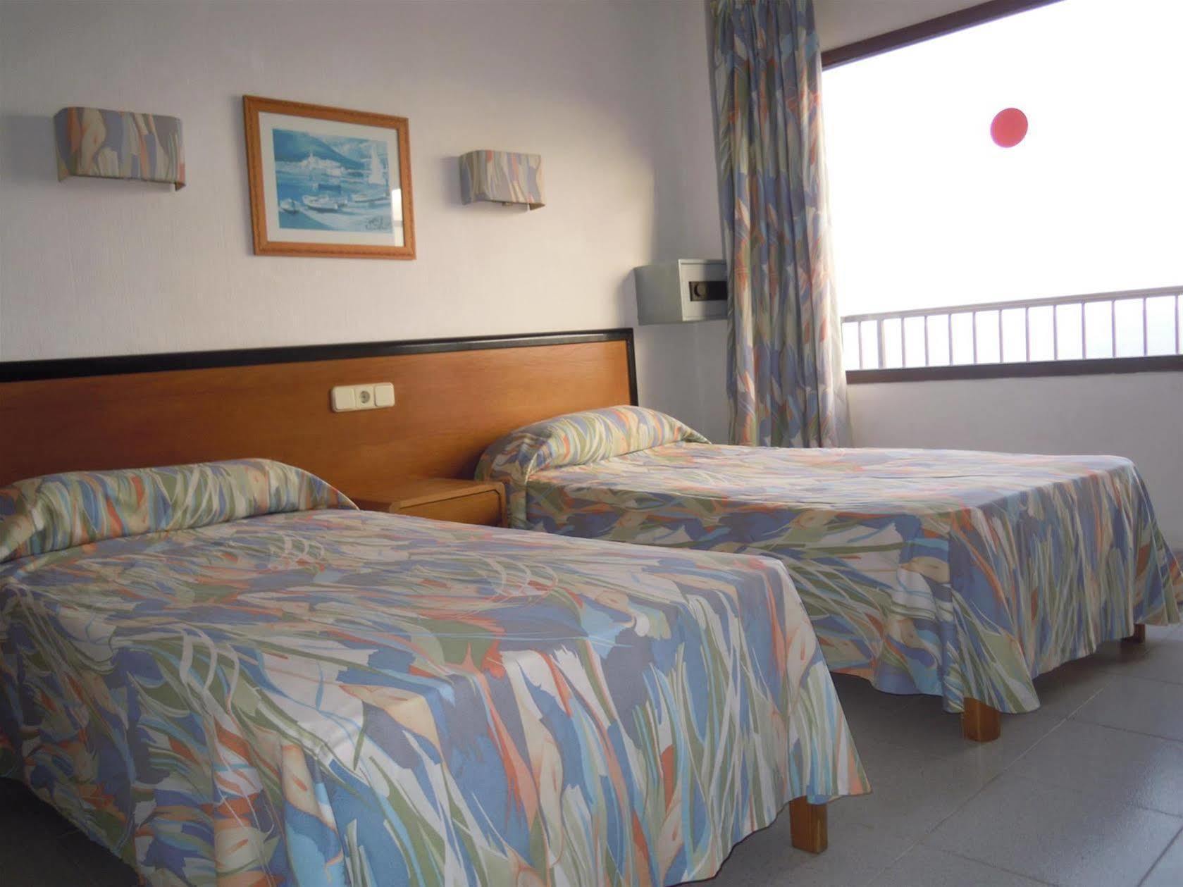 Hostal Port Corona Cala Ratjada  Exteriör bild