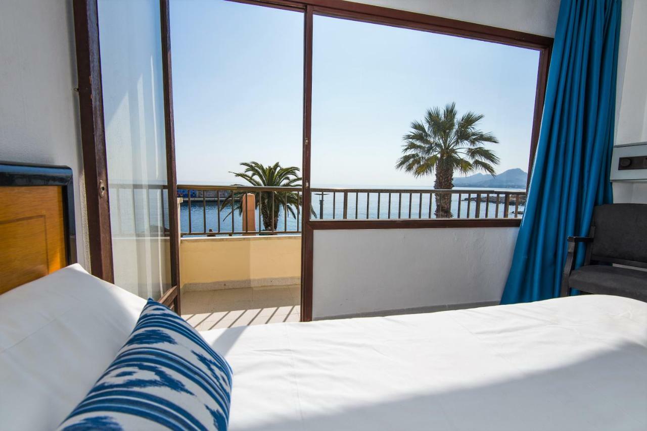 Hostal Port Corona Cala Ratjada  Exteriör bild