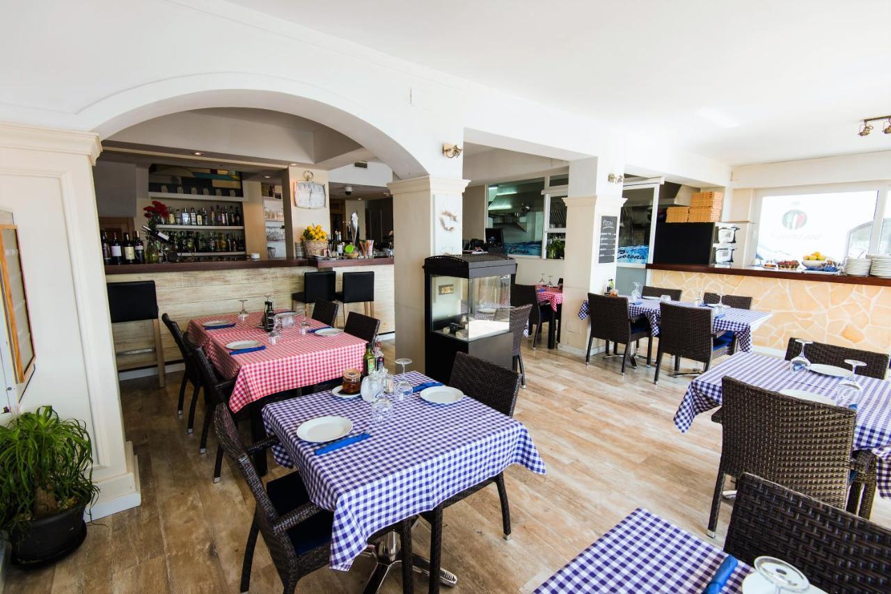Hostal Port Corona Cala Ratjada  Exteriör bild